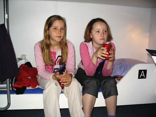 Jaana ja Laura hytiss&auml;mme