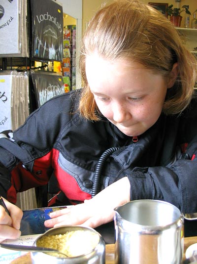 2004-Skotlanti-korttitauko-ennen-Eilean-Donan-Castlea.jpg