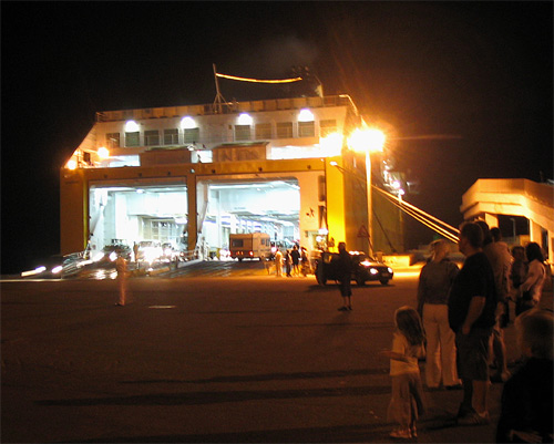 2006-Sardinia-Golfo-Arancin-satama-ja-lastaus-yolla.jpg
