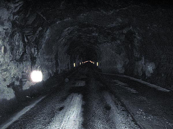 2009-Faroe-yksi-tunneli-Bordoylla-sisapuoli.jpg