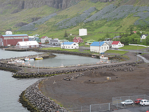 2009-Islanti-Seydisfjordurin-sataman-oikea-puoli-600.jpg