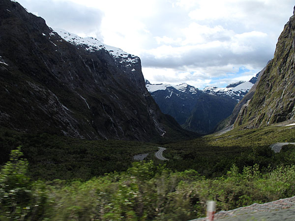 2009-NZ-Etelasaari-Milford-Sound-alapuolella.jpg