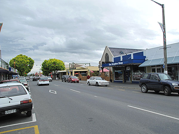 2009-NZ-Etelasaari-Motuekan-keskustaa.jpg
