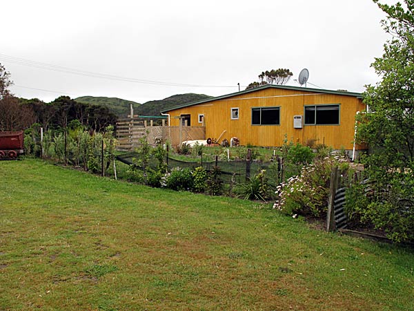 2009-NZ-Etelasaari-Puponga-ja-naapuritalo.jpg
