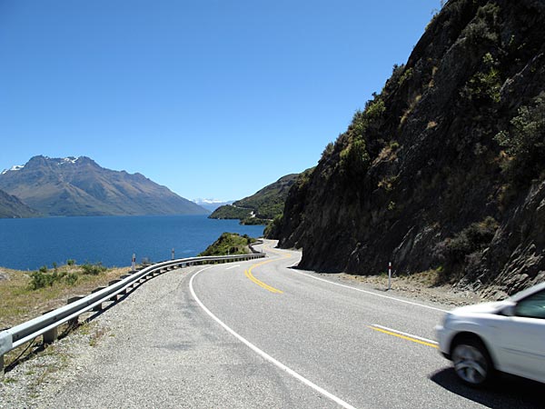 2009-NZ-Etelasaari-Tie-6-mutka-Queenstownin-alapuolella.jpg