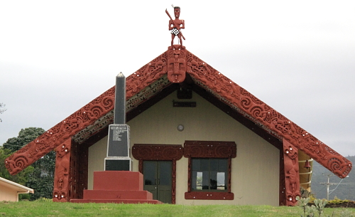 2011-NZ-Maorivaikutteita-talossa.JPG