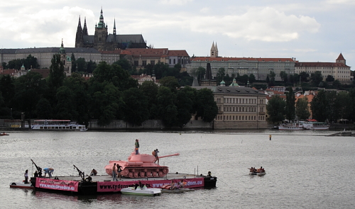 2011-Tsekki-Praha-pink-panzer.JPG
