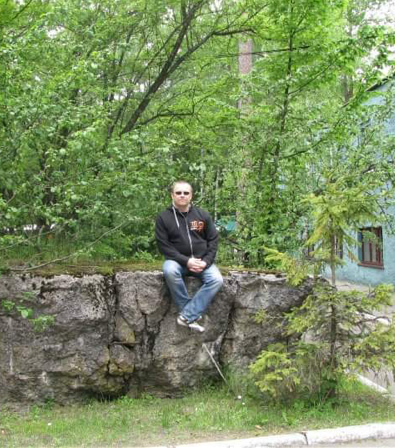 Matkanjohtaja vihre&auml;n rakennuksen muurilla