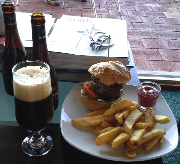 Angus burger ja tummaa olutta