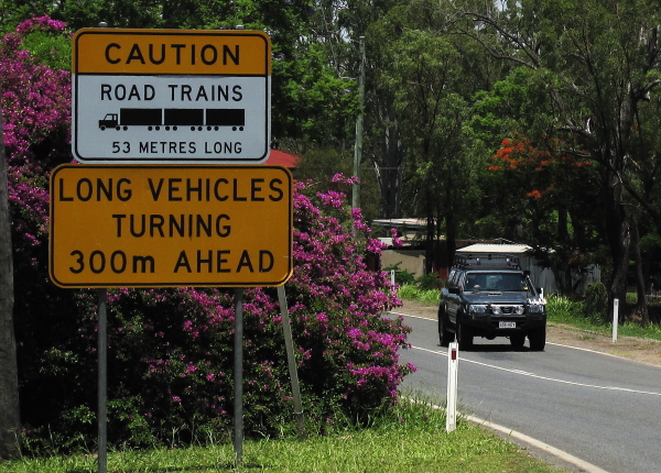 Mount Garnet ja Road Train-kyltti