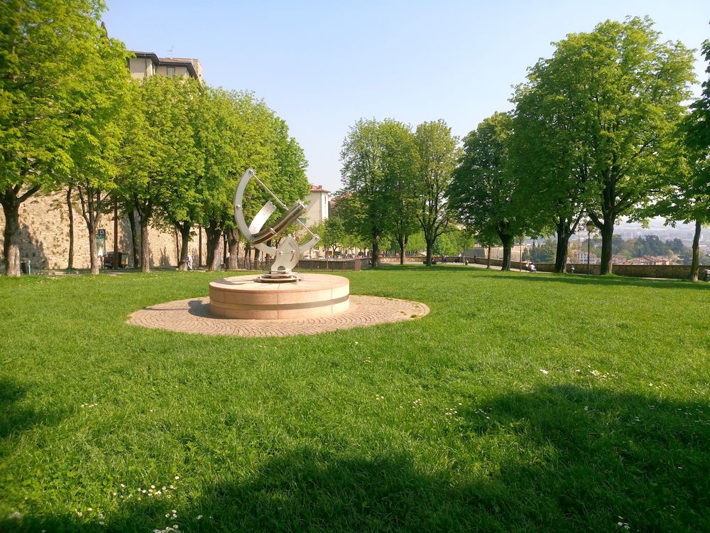 2018-Bergamo-aurinkokellopuisto.jpg