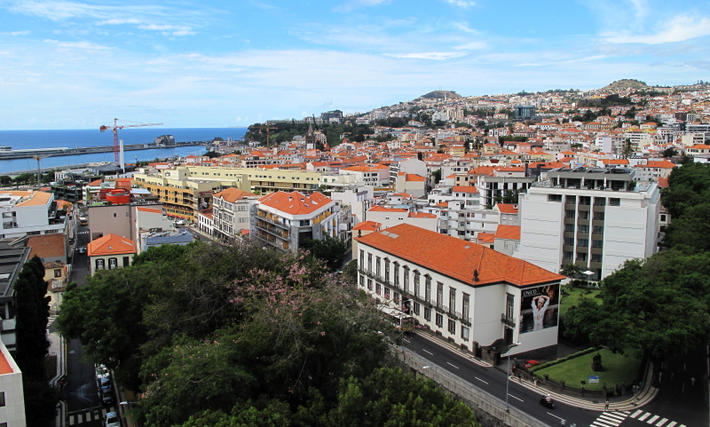 2022-Madeira-Funchal-kaapelihissista-kaupungille.JPG
