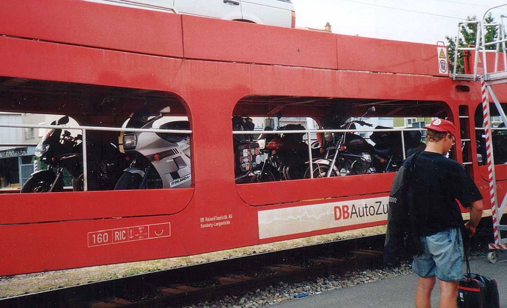 DB-Autozug-Lorrach-mopojen-lastaus.jpg